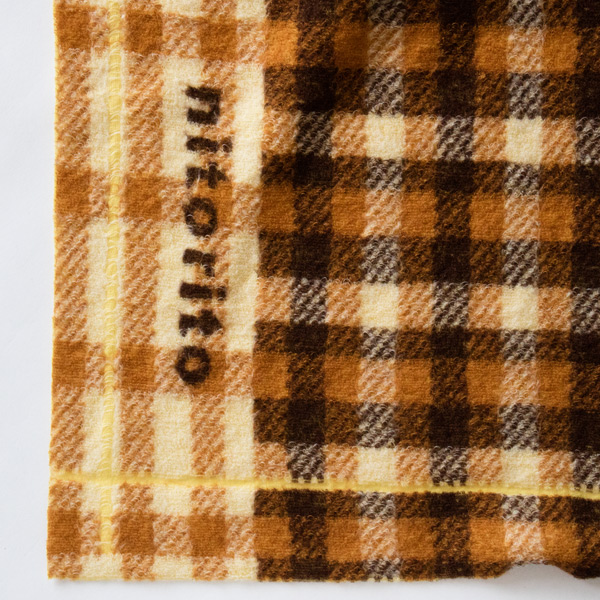 模様にはnitoritoの文字もデザインされています(BROWN)