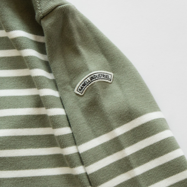 腕の部分にもロゴがついています 腕の部分にもロゴがついています