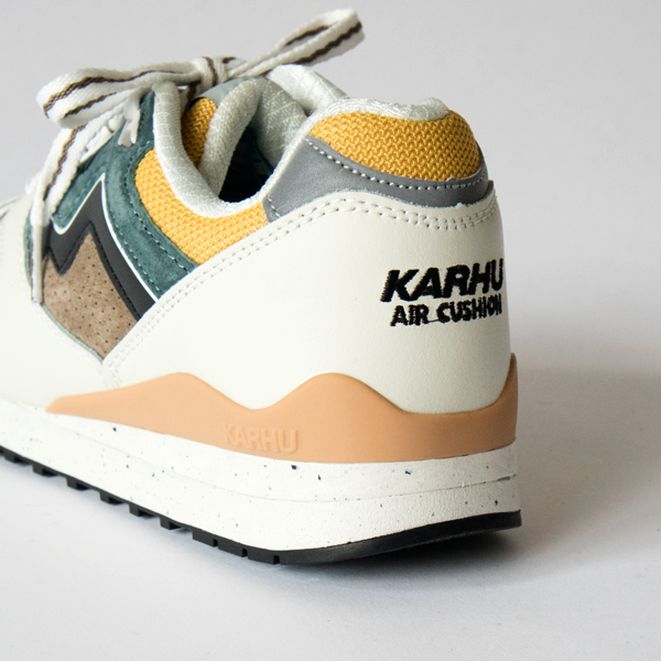 後ろにはブランド名があしらわれています 後ろにはブランド名があしらわれています