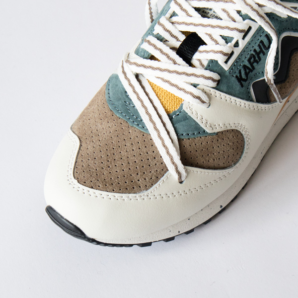 小指付近にまでかかったシューレースで抜群のフィット感を実現 小指付近にまでかかったシューレースで抜群のフィット感を実現