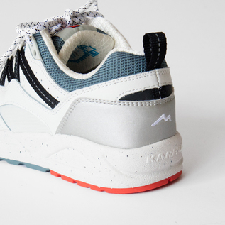 アウトソールの明るいオレンジが差し色に アウトソールの明るいオレンジが差し色に