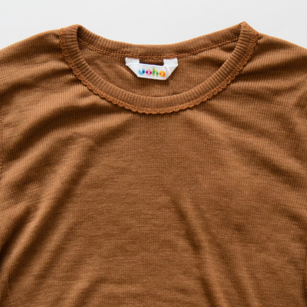 ブラウンのみ首回りがレースになった可愛らしい仕様になっています(ブラウン)