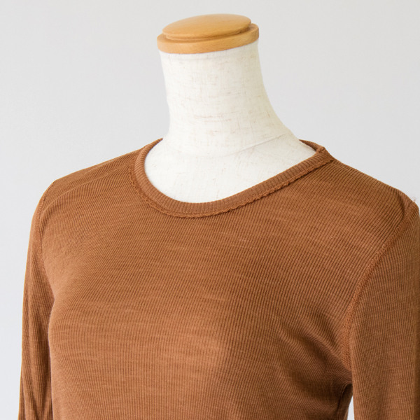 アームホールと肩接ぎは縫い代がゴロつかない、「フラットシーマー」仕様