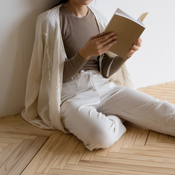 一枚で着るのはもちろん、インナーとして着用することもできます(ベージュ)