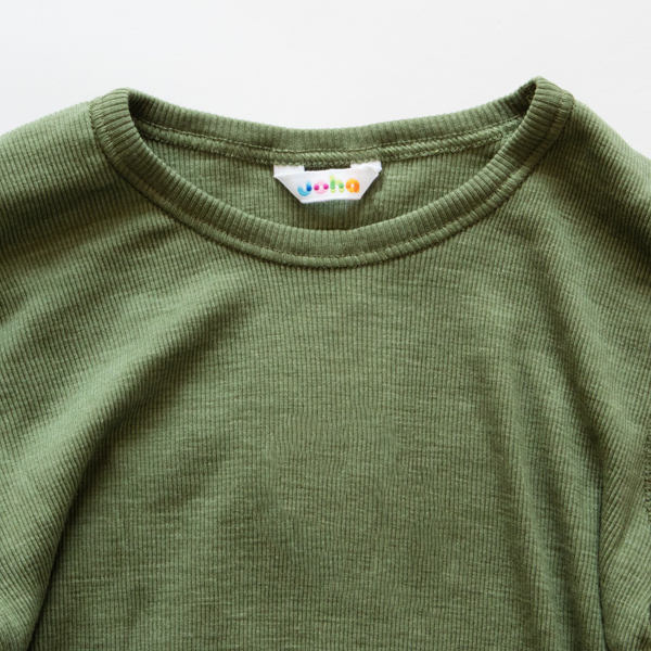 ベージュとオリーブはシンプルなベーシックスタイル(オリーブ)