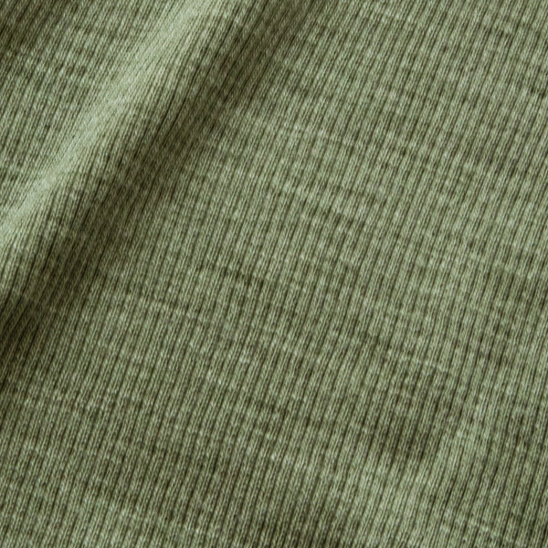 冬は暖かく、夏は涼しく快適に過ごせるメリノウールを使用(オリーブ)