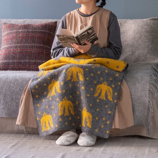 秋冬の贈り物に、自分へのご褒美に、これから先も長く大切にしたいブランケットです