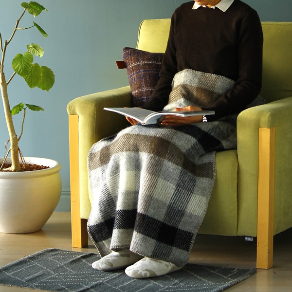 秋冬の贈り物に、自分へのご褒美に、これから先も長く大切にしたいブランケットです