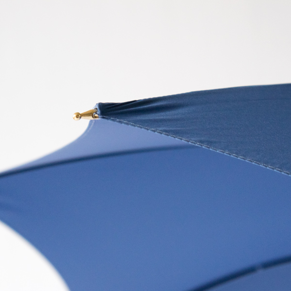 曲面のバランスは水滴を外へ受け流すように計算されています 曲面のバランスは水滴を外へ受け流すように計算されています