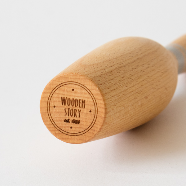 ピンの下にはさりげなく「Wooden Story」の刻印