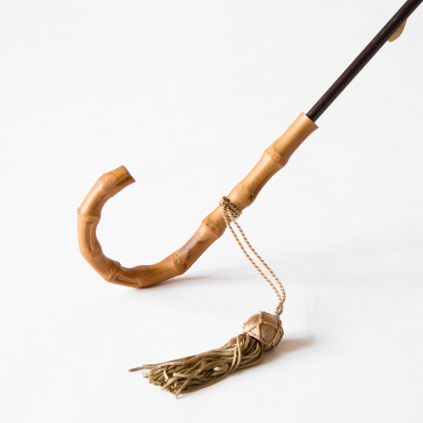 天然材のハンドルで経年変化が楽しめます