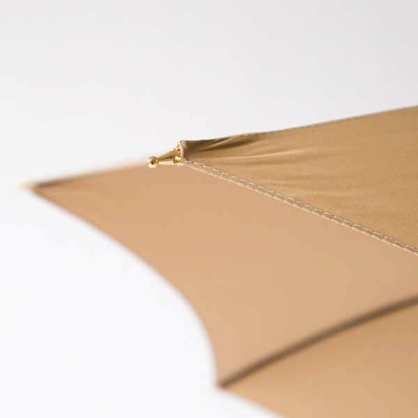 曲面のバランスは水滴を外へ受け流すように計算されています