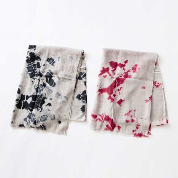 左：BLACK／LIGHT GREY・右：CRIMSON ／LIGHT GREY