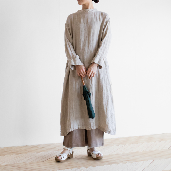 閉じた時は、すっきり細身のシルエット(モデル身長162cm、GREEN)