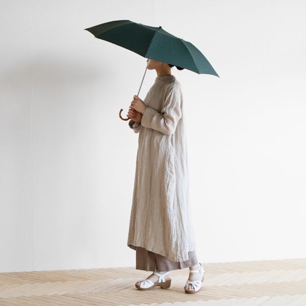 閉じている時も開いている時も納得の美しさがあります(モデル身長162cm、GREEN) 閉じている時も開いている時も納得の美しさがあります(モデル身長162cm、GREEN)