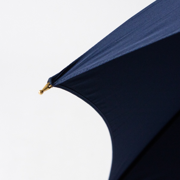 曲面のバランスは水滴を外へ受け流すように計算されています 曲面のバランスは水滴を外へ受け流すように計算されています