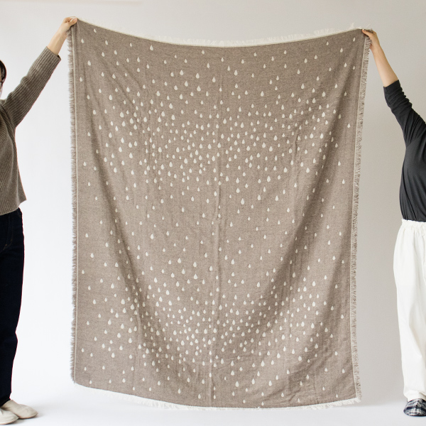 女性が持った時のサイズ(幅約130×長さ170cm・CLAY) 女性が持った時のサイズ(幅約130×長さ170cm・CLAY)