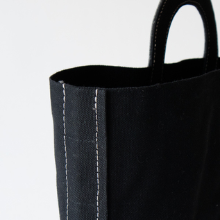 サイドは白いステッチがアクセントに(BLACK)
