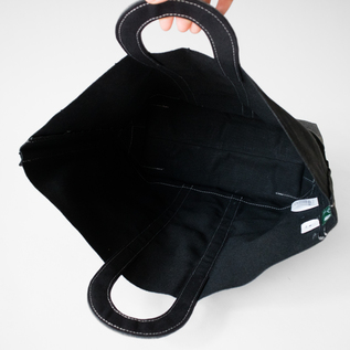 大きなものも入るたっぷり容量のバッグ(BLACK)