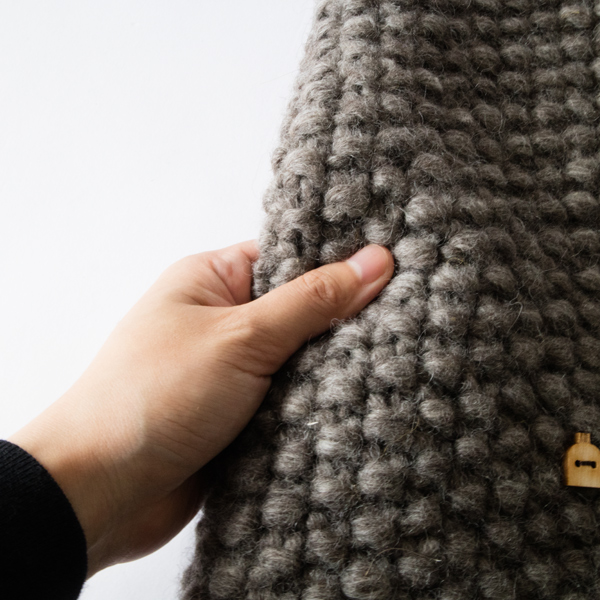 弾力の感じられる手触り(nat grey)