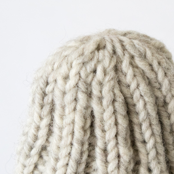 ふっくらした毛糸を使用しています(JAKALA nat light grey)