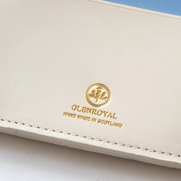 ゴールドの刻印が、上品さを醸し出します(IVORY×BABY BLUE)