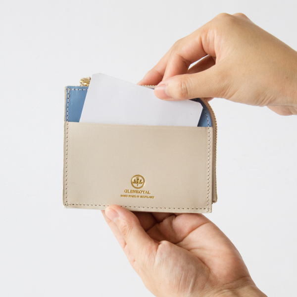 よく使う交通ICやチケットの保管スペースとして(IVORY×BABY BLUE)