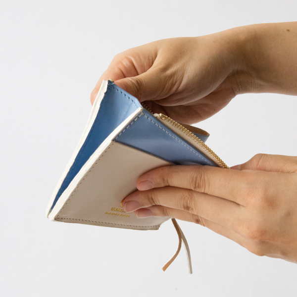 マチが程よく開いて、小銭の出し入れもスムーズ(IVORY×BABY BLUE)