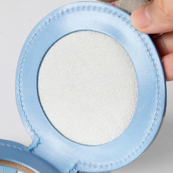 ミラーを傷つけないためソフトスエード調の内装となっています(BABY BLUE×TAUPE) ミラーを傷つけないためソフトスエード調の内装となっています(BABY BLUE×TAUPE)