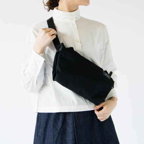 Sling（ボディバッグ）(MELBOURNE BLACK、身長162cm)