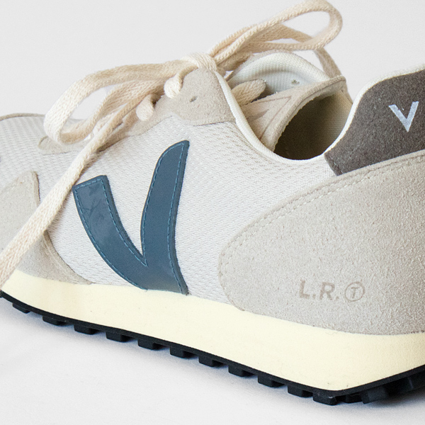 アルベオメッシュのアッパー（リサイクルペットボトル100%）