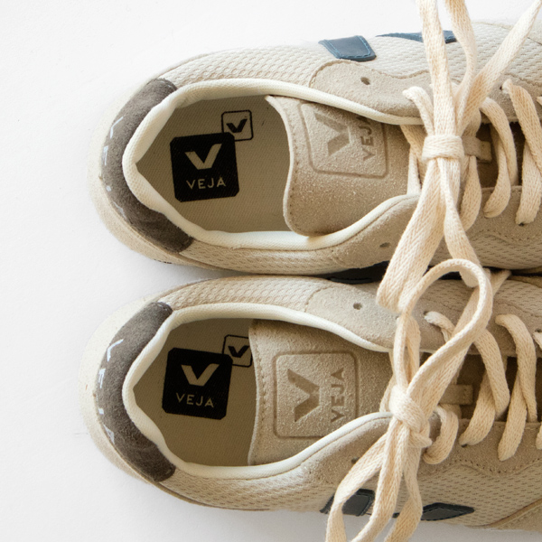 インソールにはサトウキビ、アマゾン天然ゴム、リサイクルEVA、オーガニックコットンを使用