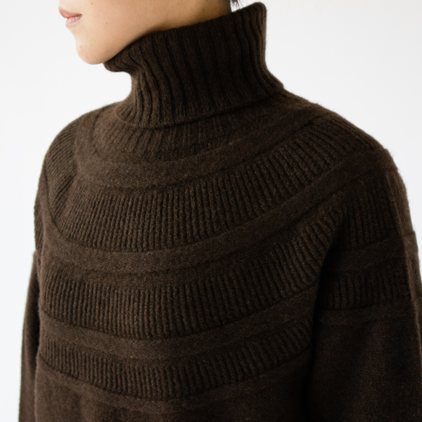 上品で洗練されたセーター(DARK BROWN)