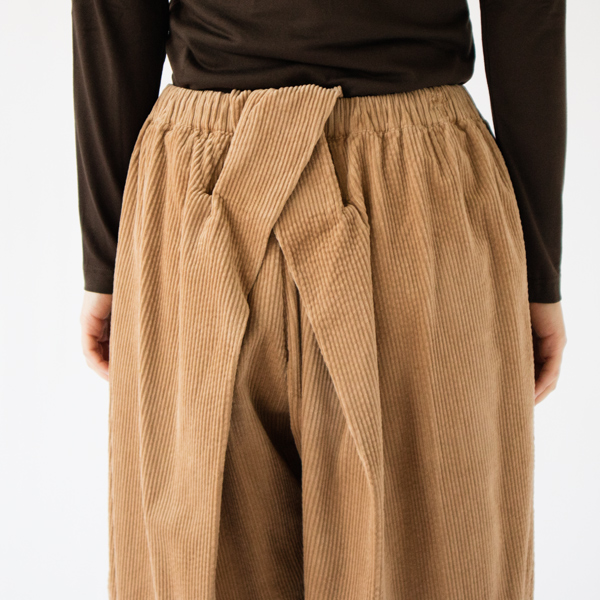 後ろに特徴的なX型のタック(CAMEL BEIGE) 後ろに特徴的なX型のタック(CAMEL BEIGE)