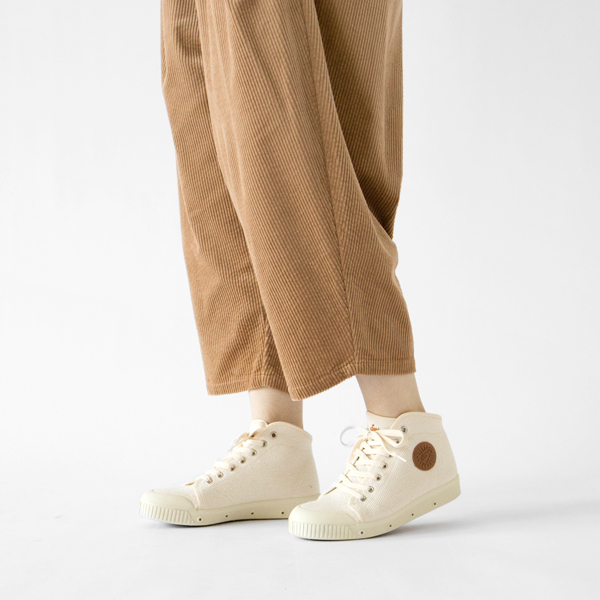 すっきりとしたアンクル丈(CAMEL BEIGE、モデル身長:162cm) すっきりとしたアンクル丈(CAMEL BEIGE、モデル身長:162cm)