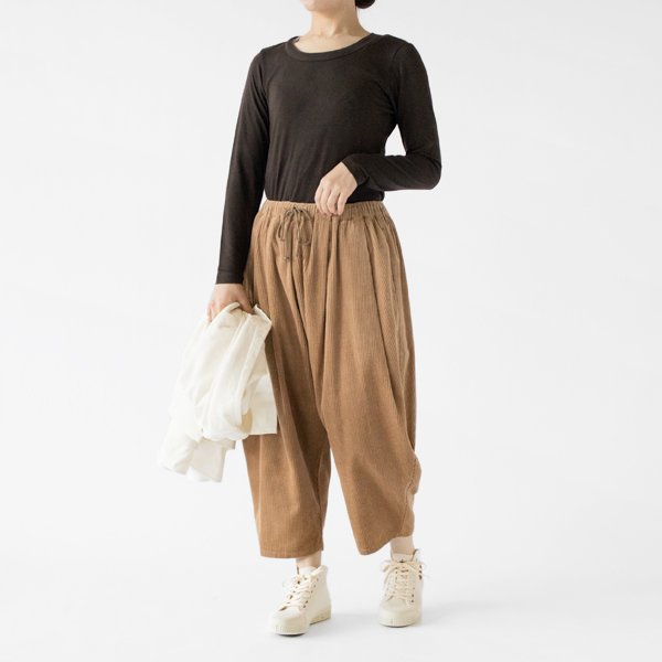 デザインにこだわったコーデュロイパンツ(CAMEL BEIGE、モデル身長:162cm) デザインにこだわったコーデュロイパンツ(CAMEL BEIGE、モデル身長:162cm)
