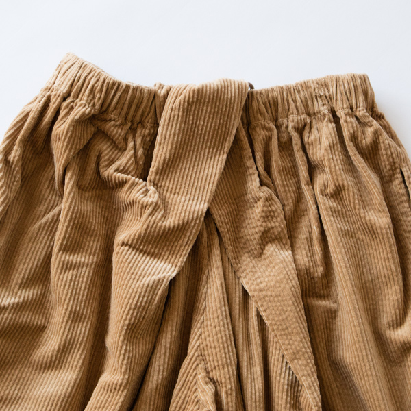 後ろのタック部分(CAMEL BEIGE) 後ろのタック部分(CAMEL BEIGE)