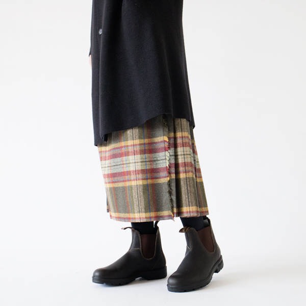 スカートと合わせてレイヤードのようにも楽しめます(BLACK、モデル身長:162cm) スカートと合わせてレイヤードのようにも楽しめます(BLACK、モデル身長:162cm)