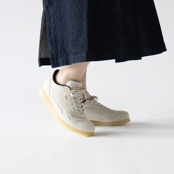 足の形に合わせてすっと沈むような、独特な履き心地は天然ゴムならでは 足の形に合わせてすっと沈むような、独特な履き心地は天然ゴムならでは