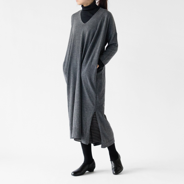 ワンピースのスリットから見せても素敵(モデル身長163cm：GREYISH BORDER)