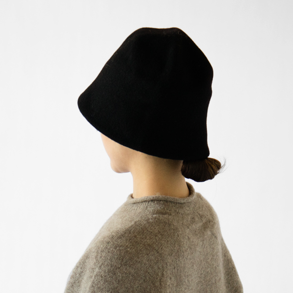 ツバを伸ばせばバケットハットのように(BLACK)