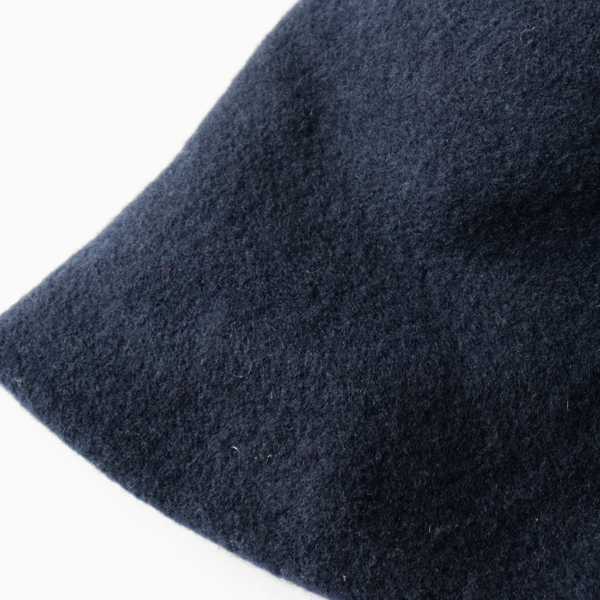 ぎゅっと繊維の詰まったメリノウール(MIDNIGHT BLUE)