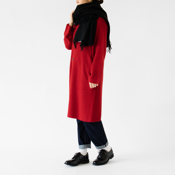 前を閉めればワンピースのような雰囲気に(RED、モデル身長:162cm) 前を閉めればワンピースのような雰囲気に(RED、モデル身長:162cm)