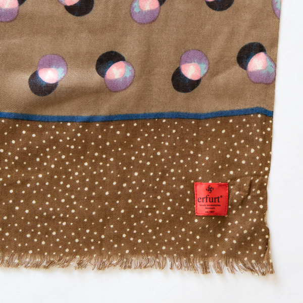 発色のいい赤色のブランドネーム