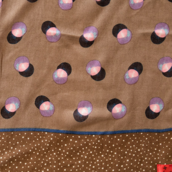 水玉にもレオパード柄にも見える不思議な模様