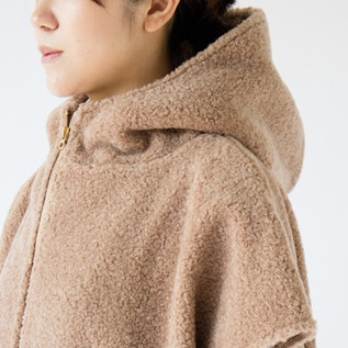 モコモコした見た目からほっこりとした気持ちになれるクリンプボアを使用(Beige) モコモコした見た目からほっこりとした気持ちになれるクリンプボアを使用(Beige)