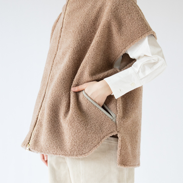 前面の左右に付いたポケットは、小物を入れたり冷えた手をあたためるのに便利(Beige)