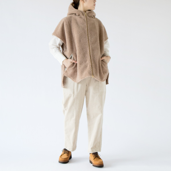 トップスの上に着るのはもちろん、ゆったりとしたアウターの下に着ても良いですね(Beige S・モデル身長：162cm)