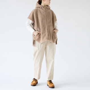 トップスの上に着るのはもちろん、ゆったりとしたアウターの下に着ても良いですね(Beige S・モデル身長:162cm) トップスの上に着るのはもちろん、ゆったりとしたアウターの下に着ても良いですね(Beige S・モデル身長:162cm)