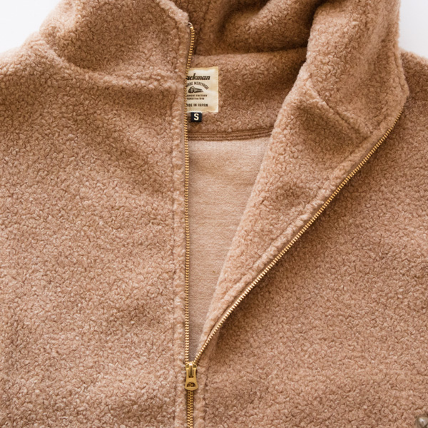 前面には着脱しやすいファスナー付き(Beige)